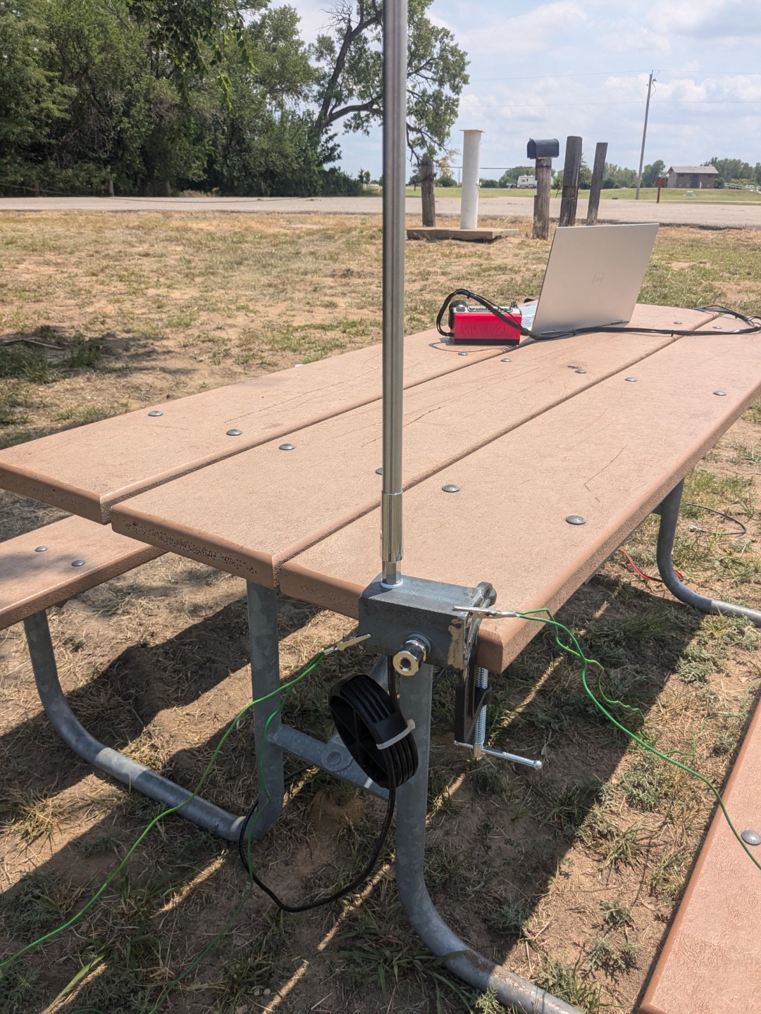 The clamp mounted vertical with ground radials clipped onto the ground connection.